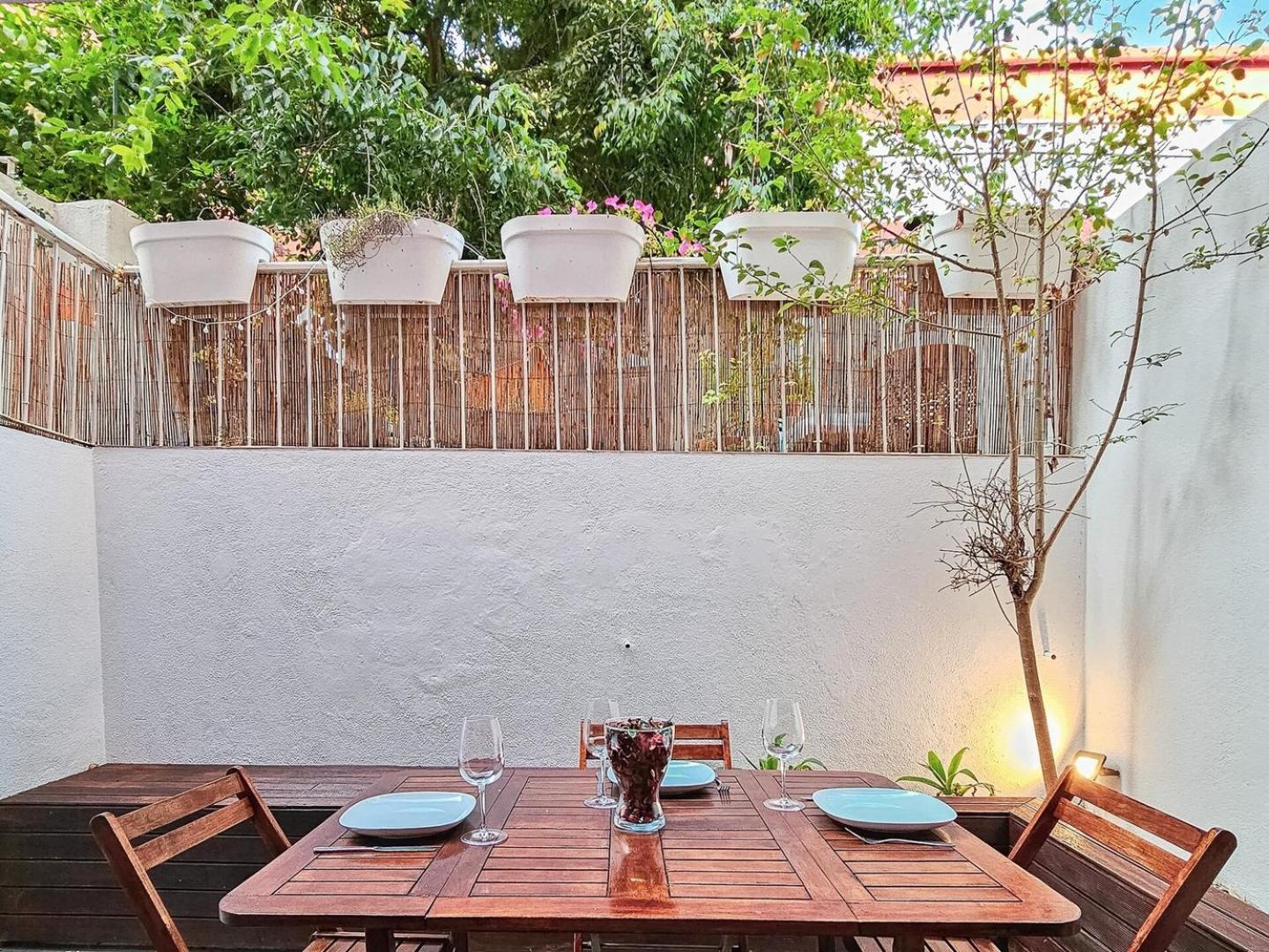 Ground Floor With Private Patio And Ac Apartamento